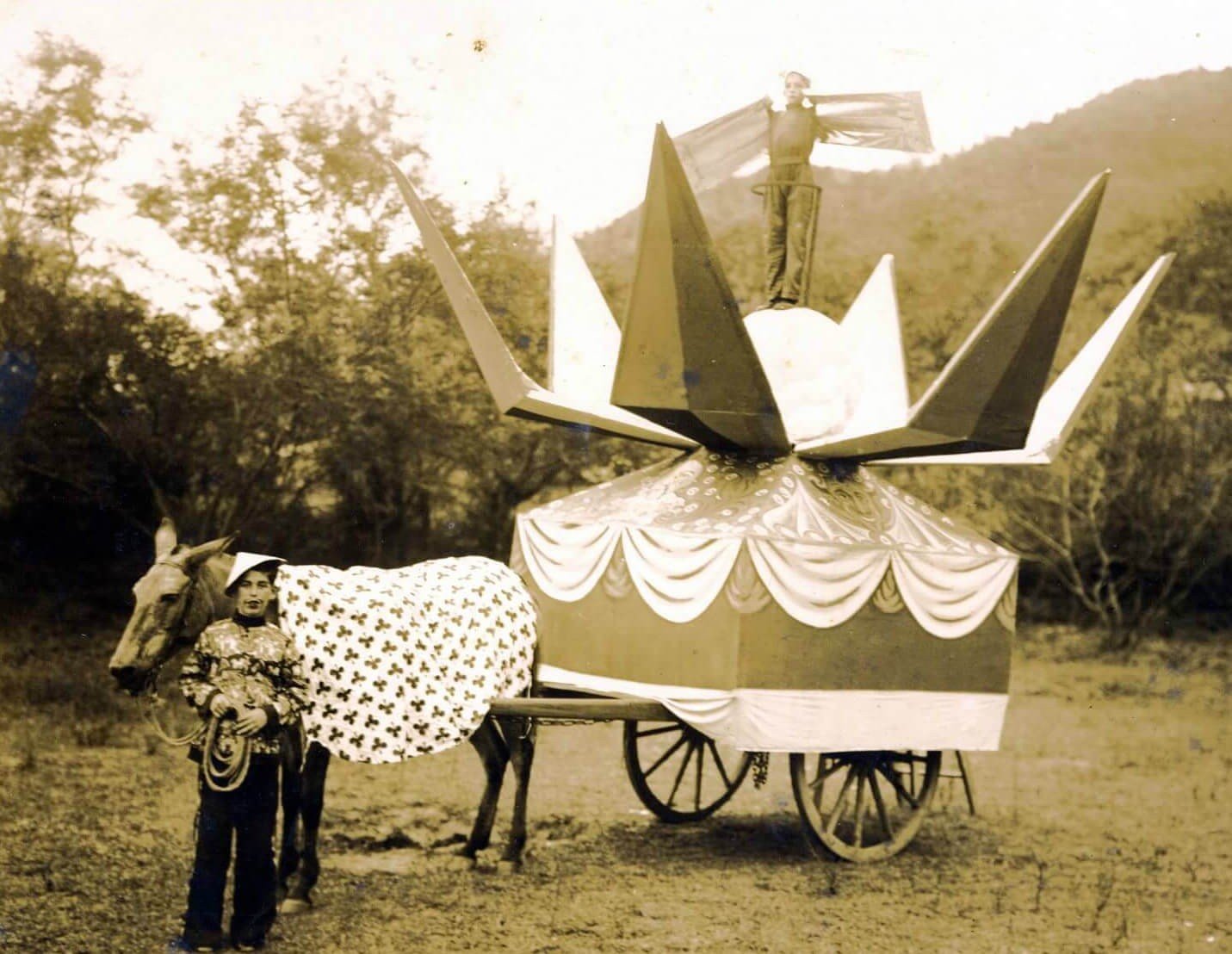 Antes dos trios e sambódromos: conheça os carros de mutação, tradição do passado do carnaval de Florianópolis e única no Brasil