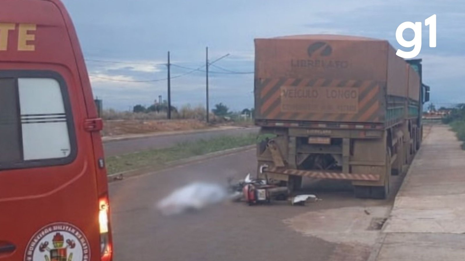 Jovem de 21 anos morre após bater em carreta estacionada na via em MT