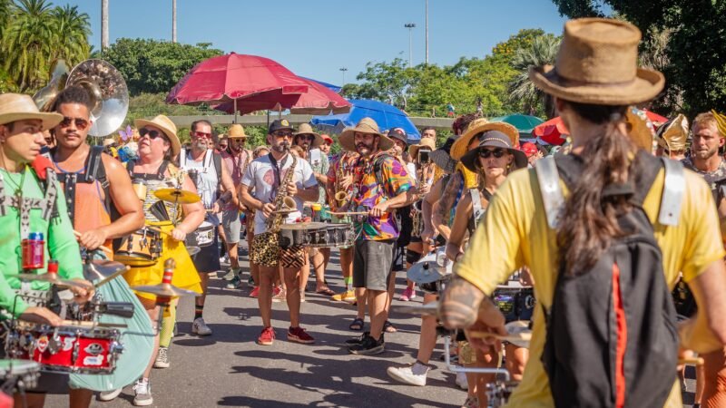 Fervo da Lud, Carmelitas, Orquestra Voadora: veja os 56 blocos desta terça no Rio
