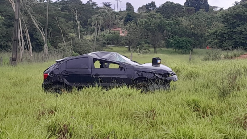 Motorista é arremessado para fora do veículo após capotamento em rodovia do interior de SP