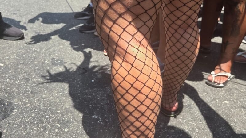 Paolla Oliveira, rainha do Cordão da Bola Preta, tira o salto e se joga no samba com foliões