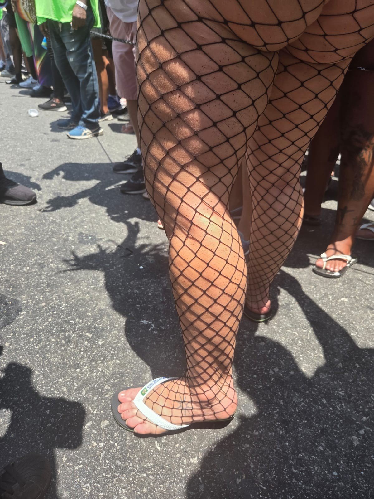 Paolla Oliveira, rainha do Cordão da Bola Preta, tira o salto e se joga no samba com foliões