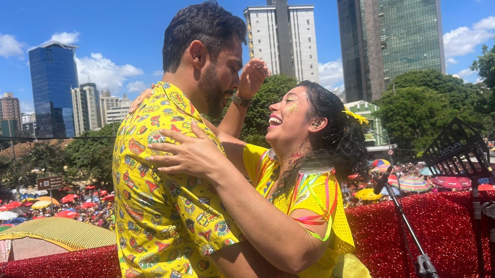 Folião pede namorada em casamento no desfile do bloco Beiço do Wando em BH
