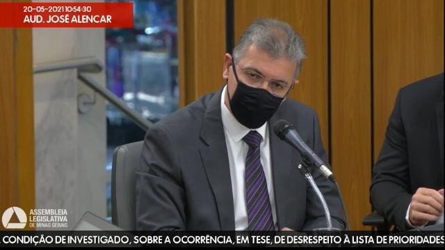 Justiça absolve ex-secretário e ex-gestores da Saúde de MG acusados de irregularidades que permitiram furar fila da vacina da Covid