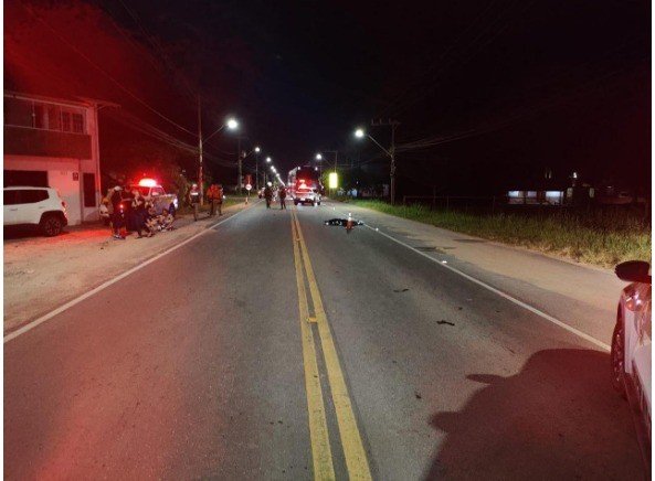 Homem com veículo elétrico morre ao ser atingido por motocicleta em SC