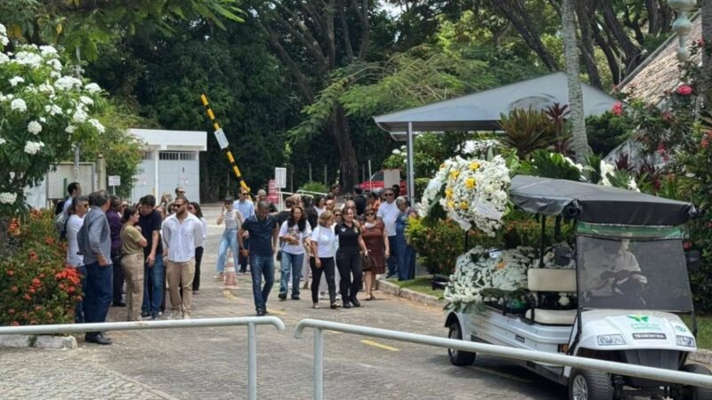 Corpo de professora assassinada a facadas por aluno RO é cremado em Salvador