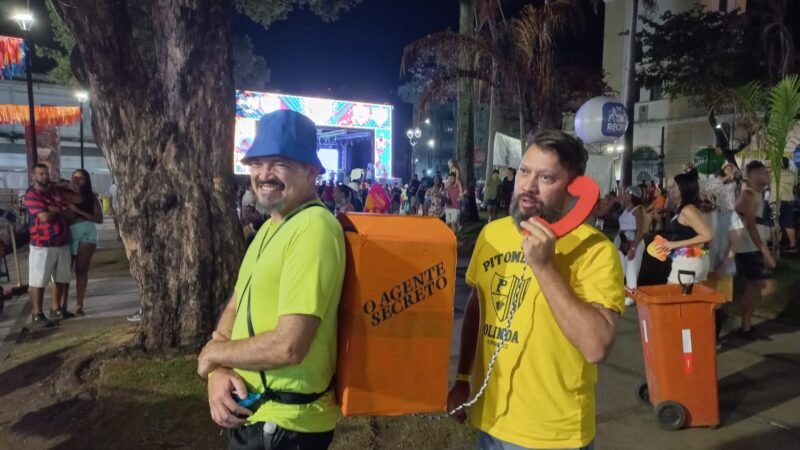 Orelhão de ‘O Agente Secreto’, bruxos e Pierrot: foliões investem na fantasia em noite de ‘sexta-feira 13’ no carnaval do Recife