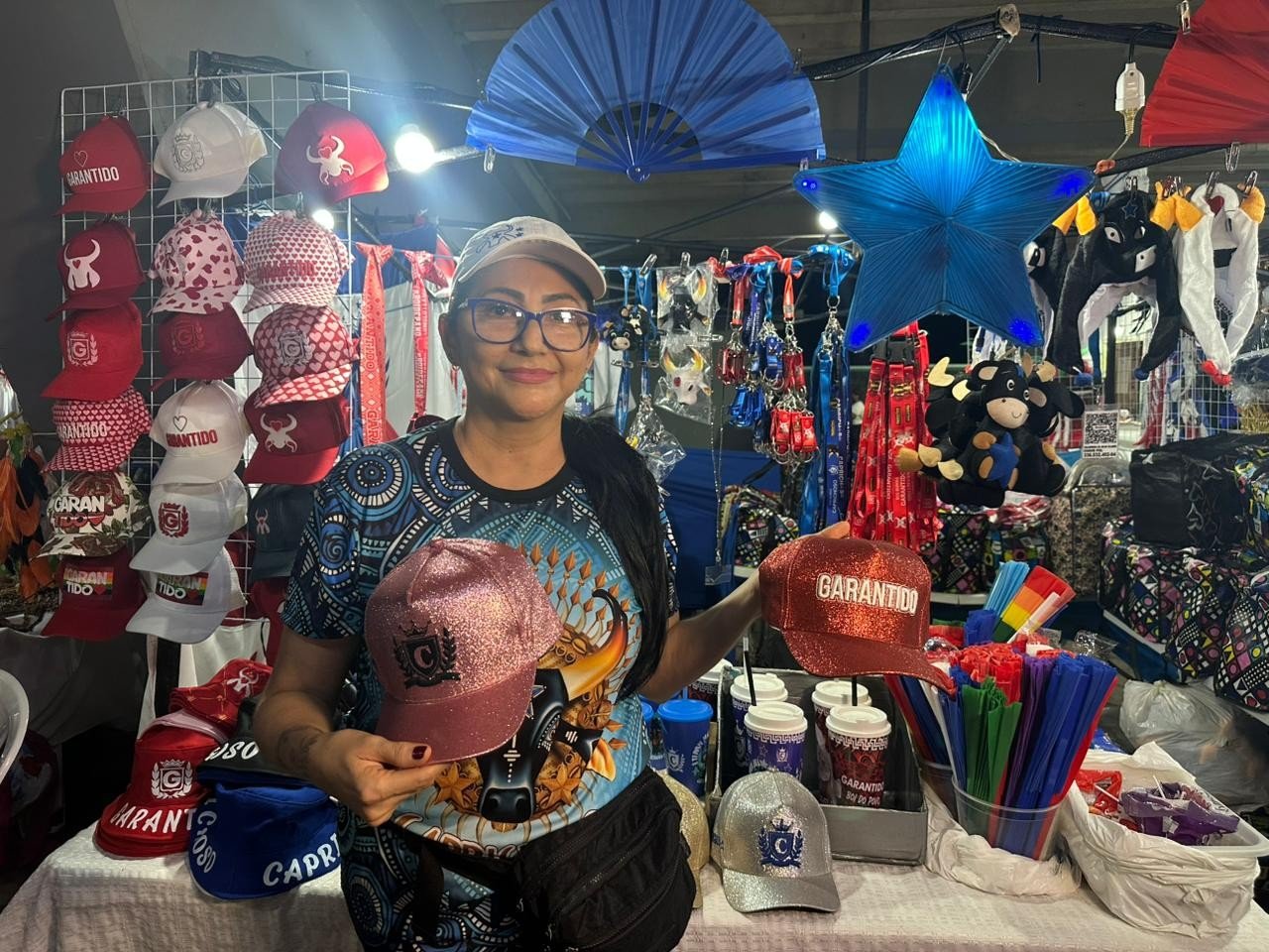 Carnaboi 2026: venda de adereços tradicionais garante renda extra para empreendedoras