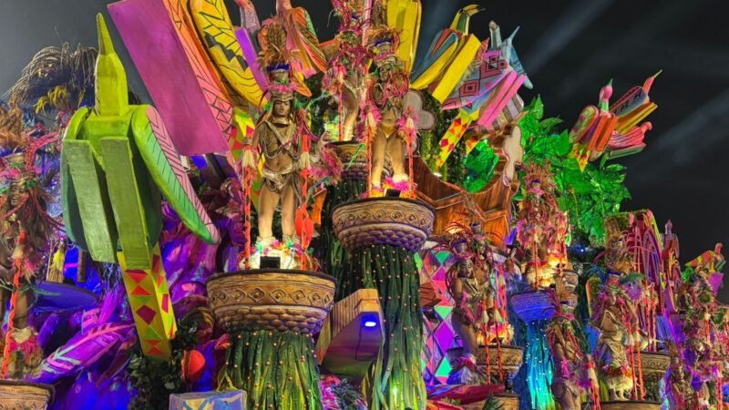 Desfile das Campeãs: escolas entram novamente na Sapucaí em noite marcada por crítica aos jurados