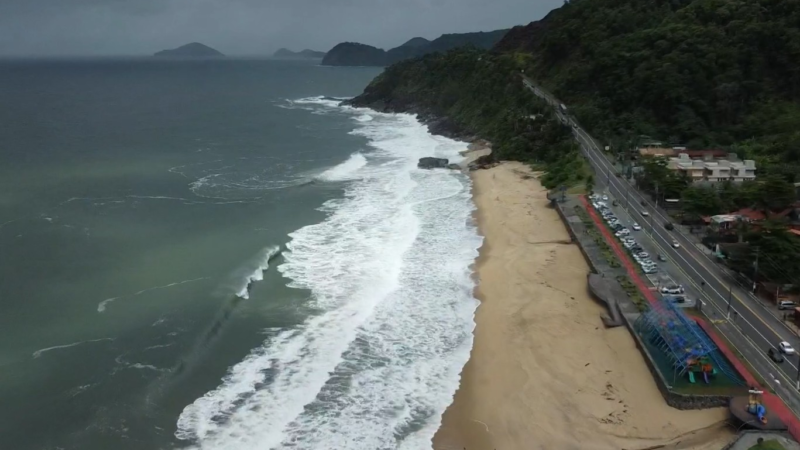 Ressaca deixa mar agitado entre RS e RJ; ar frio e umidade mantêm semana chuvosa e com temperaturas mais amenas no Sul e Sudeste