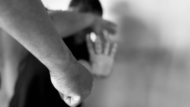 Mais de 115 mulheres vítimas de violência recorreram à Justiça por dia em busca de proteção nos primeiros 65 dias do ano no RJ