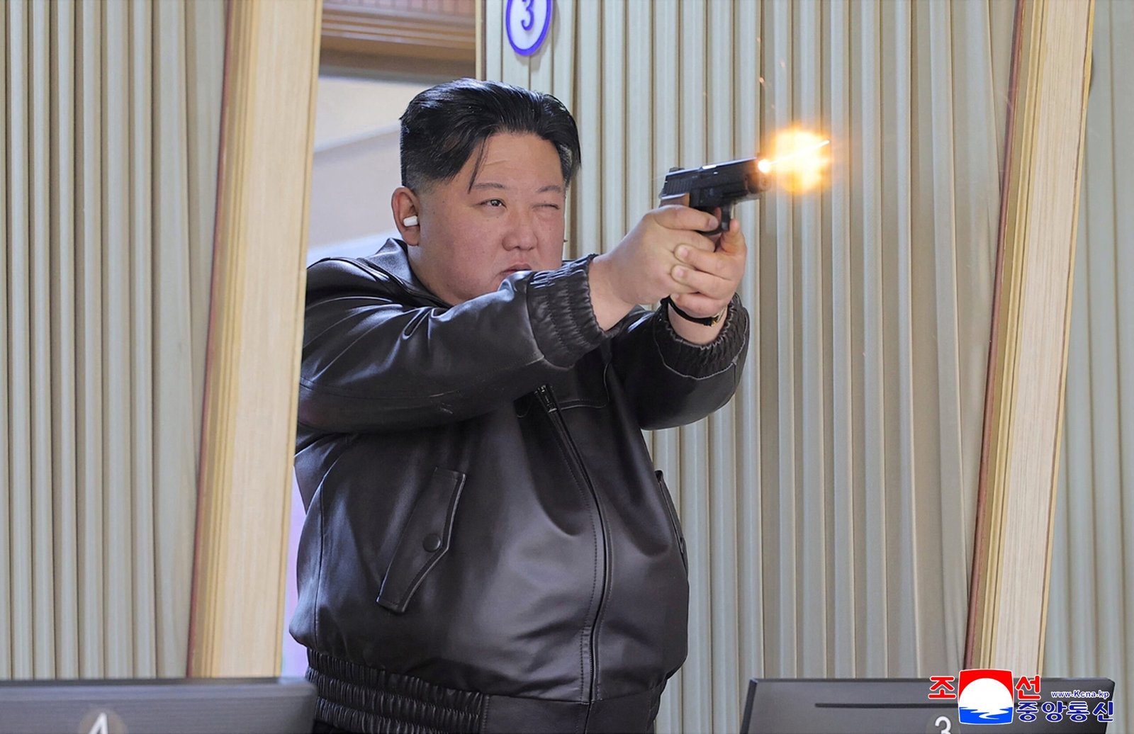 Kim Jong-un é fotografado atirando com armas de fogo durante visita a fábrica de munições na Coreia do Norte