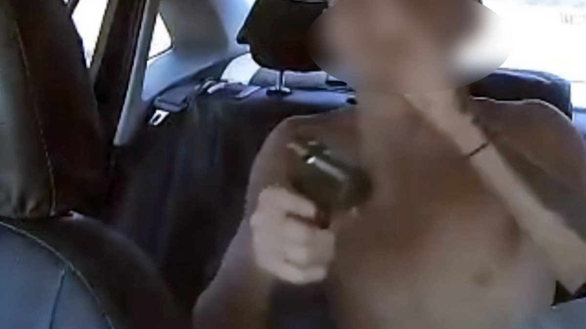 Taxista é assaltado por adolescentes durante corrida na Zona Norte do Rio; câmera gravou ataque