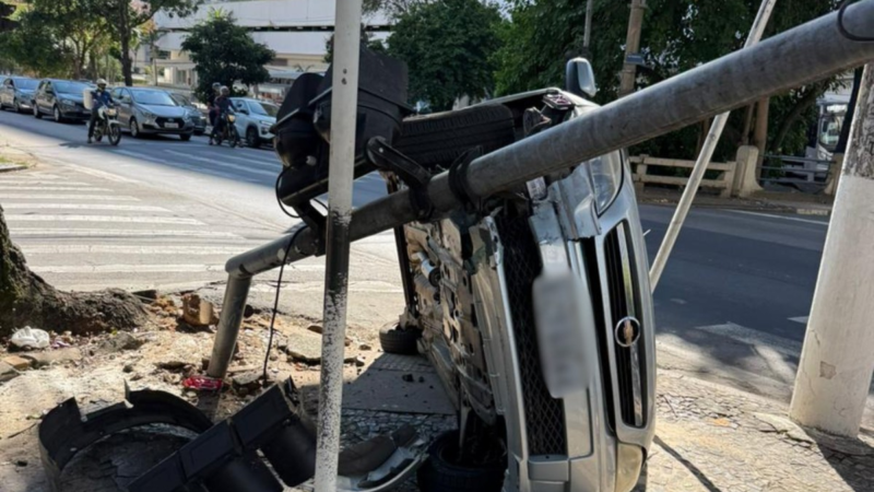 Carro tomba após bater em semáforo em cruzamento na Avenida Orosimbo Maia, em Campinas