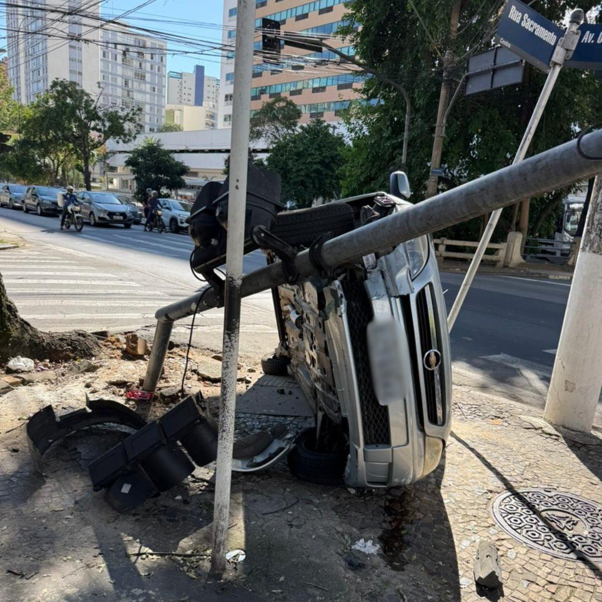 Carro tomba após bater em semáforo em cruzamento na Avenida Orosimbo Maia, em Campinas