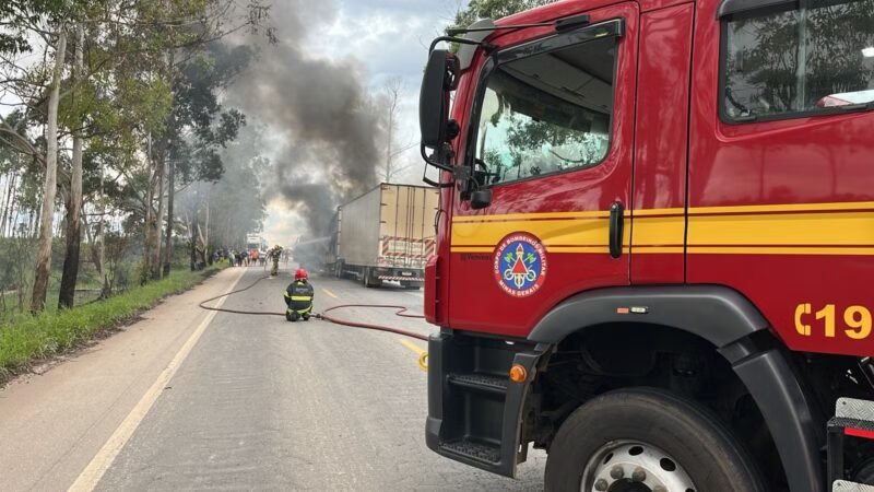 Motoristas morrem em colisão entre carreta-bitrem e caminhão-prancha na BR-251, em Salinas