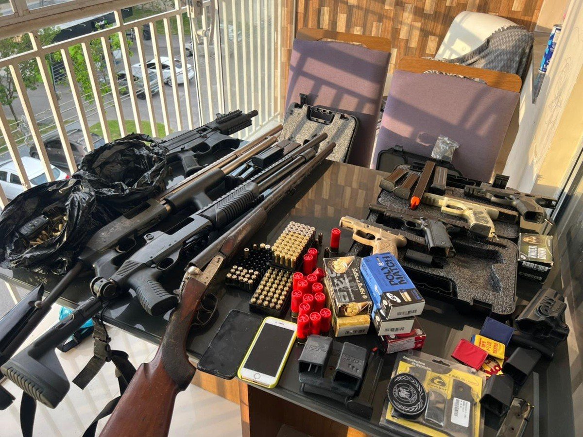 Suspeitos usam documentos falsos do Exército para tentar comprar loja de armas em Campos e são presos em operação no RJ e ES