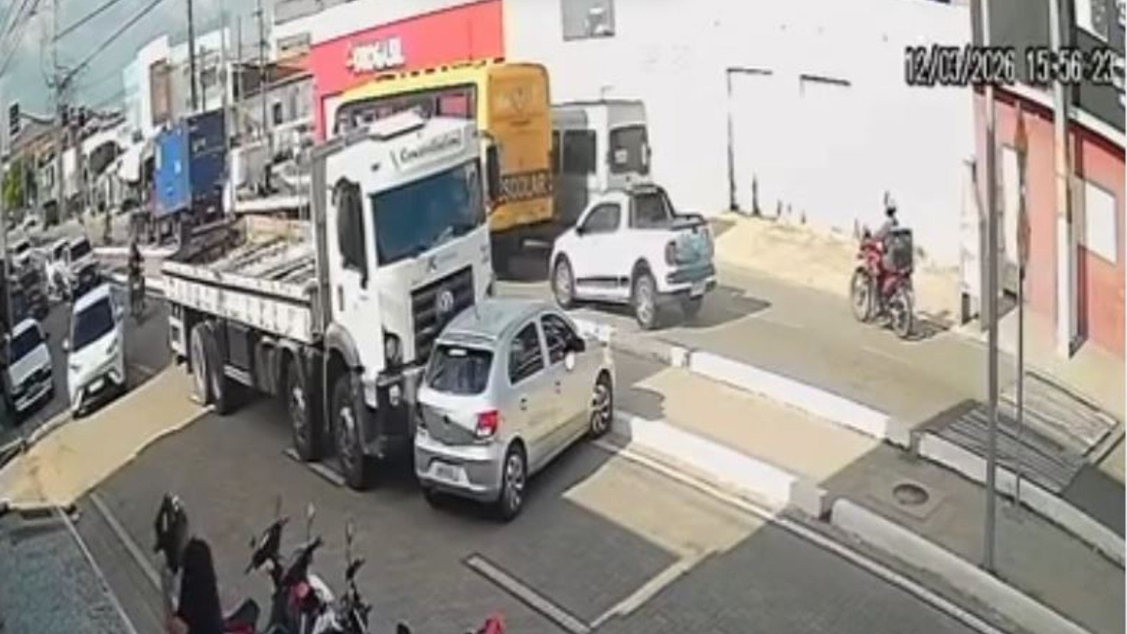 Caminhão arrasta carro por vários metros após colisão no Ceará; vídeo