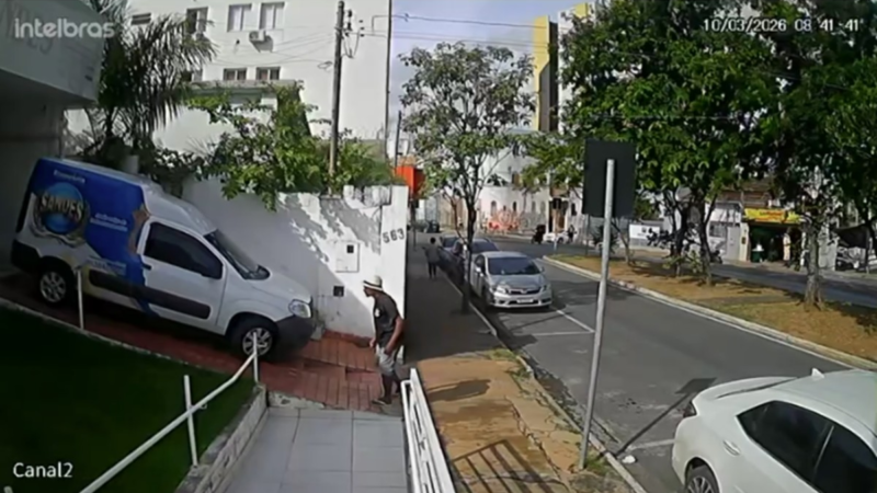 Homem assalta funerária e é contido por populares após funcionária correr atrás dele e gritar por socorro