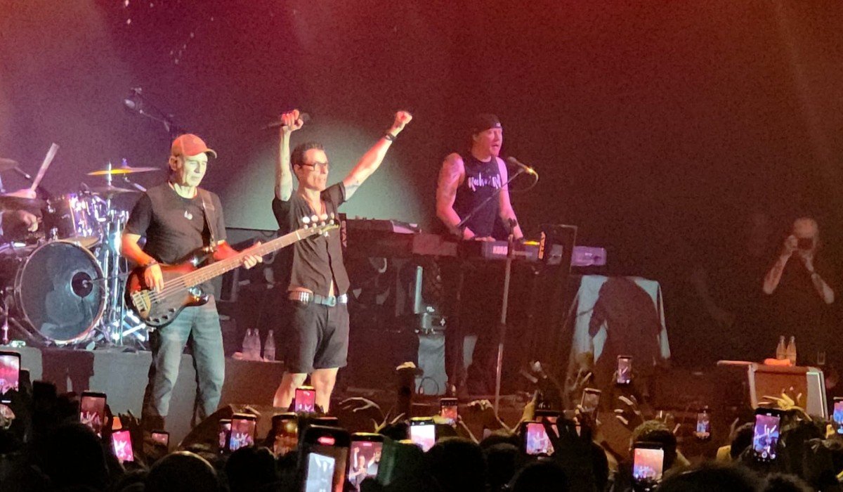 Capital Inicial leva público ao coro coletivo em show marcado por nostalgia, em Manaus