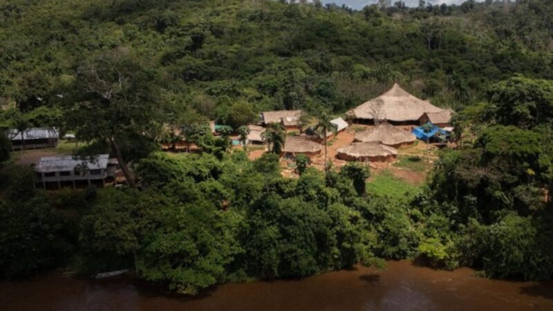 Menina Yanomami de 1 ano com desnutrição morre por verminose durante remoção aérea para Boa Vista
