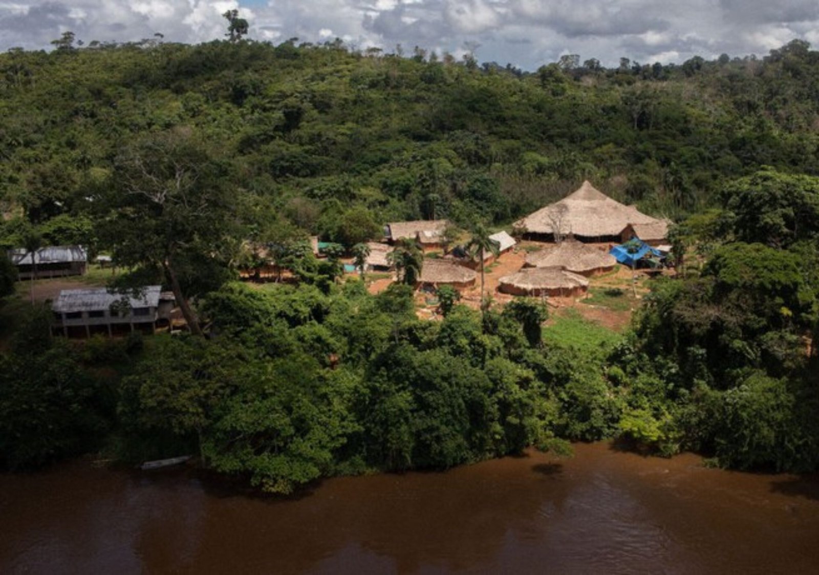 Menina Yanomami de 1 ano com desnutrição morre por verminose durante remoção aérea para Boa Vista