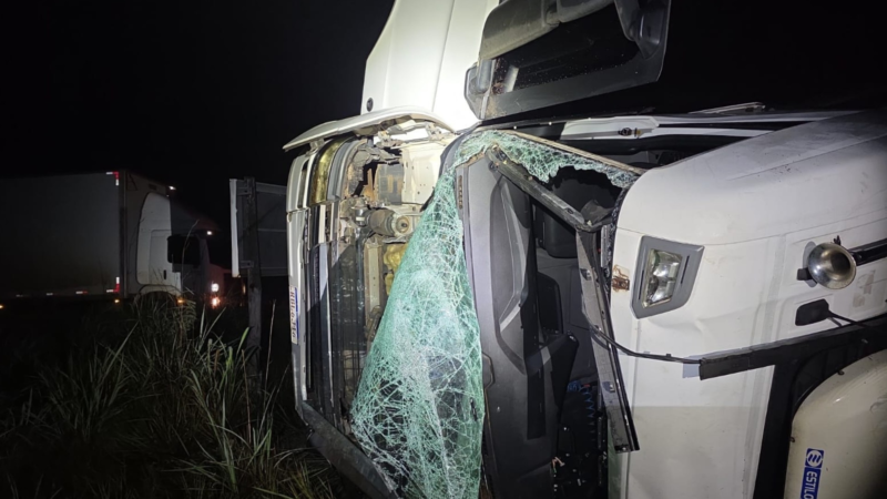Motorista morre após carreta com carne bovina tombar na BR-364