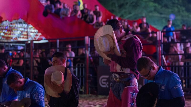 Bandeiras, carro com Nossa Senhora Aparecida e pedido de proteção aos peões: confira abertura do Limeira Rodeo Music