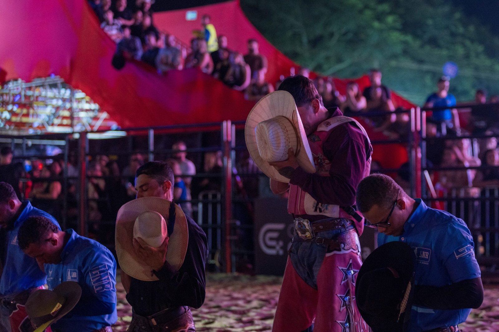Bandeiras, carro com Nossa Senhora Aparecida e pedido de proteção aos peões: confira abertura do Limeira Rodeo Music