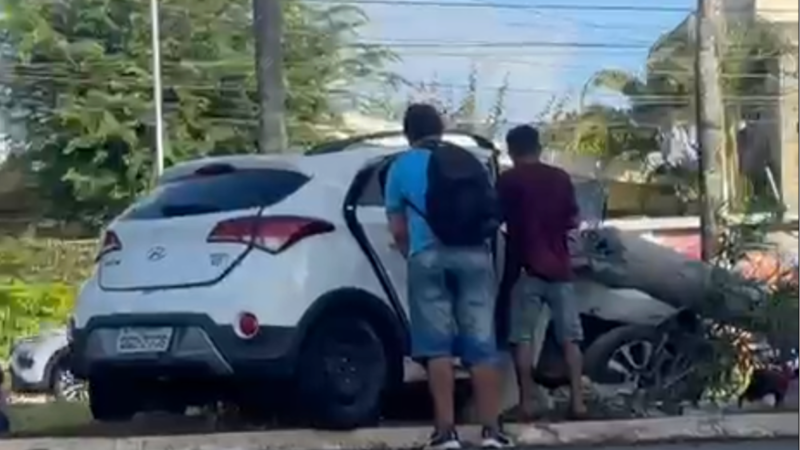 Duas mulheres ficam feridas após carro bater em poste na Rota do Sol, em Natal