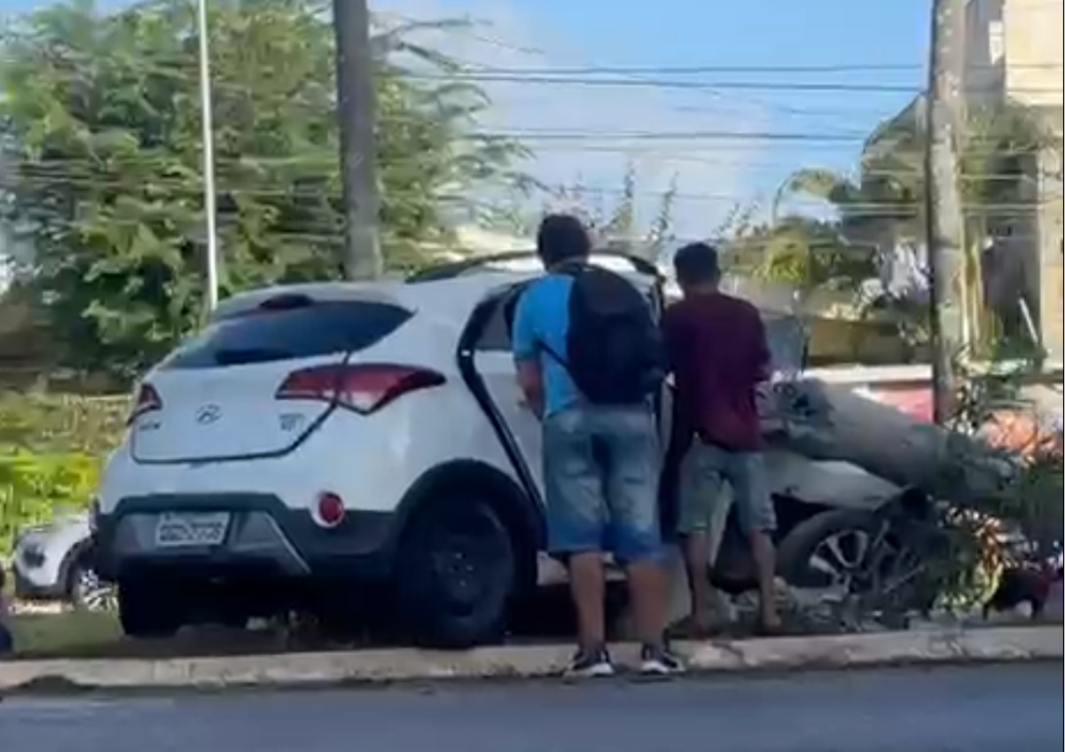 Duas mulheres ficam feridas após carro bater em poste na Rota do Sol, em Natal