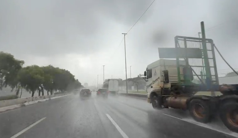 Chuva forte deixa cidade de SP em estado de atenção para alagamentos nesta sexta