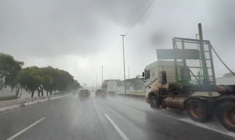 Chuva forte deixa cidade de SP em estado de atenção para alagamentos nesta sexta