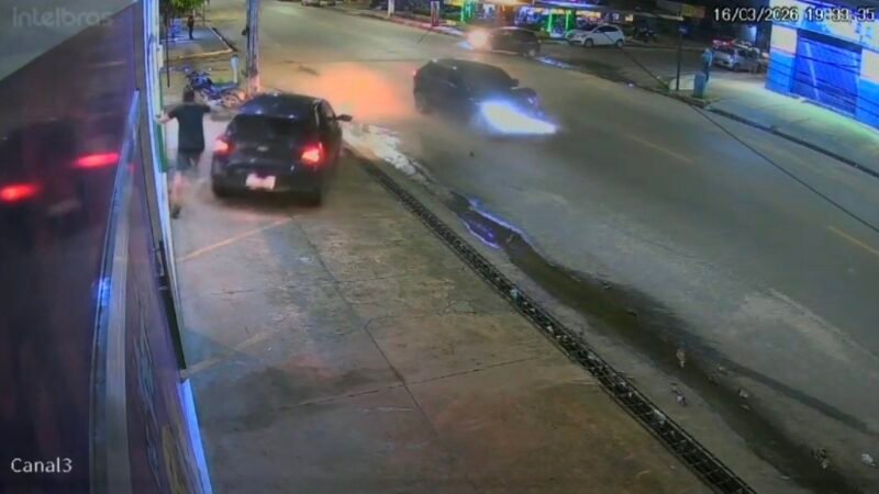 Homem escapa por pouco de ser atingido por carro após acidente em cruzamento de Santarém; veja vídeo