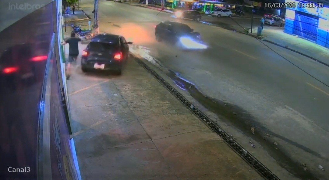 Homem escapa por pouco de ser atingido por carro após acidente em cruzamento de Santarém; veja vídeo