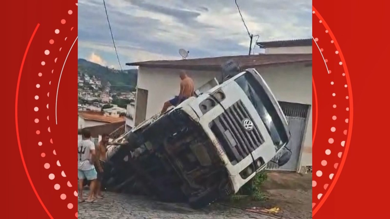 Caminhão cai em cratera após rua ceder com fortes chuvas no ES