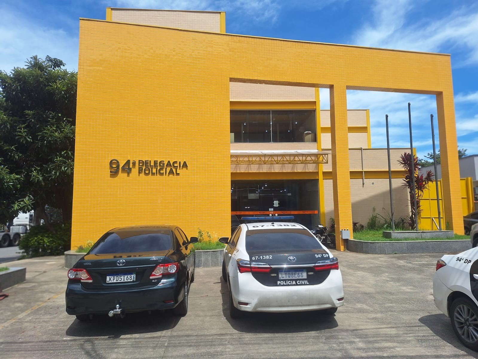 Jovem é preso por suspeita de perseguição e por violência psicológica contra ex-companheira em Piraí