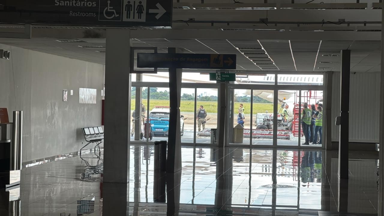 Daniel Vorcaro chega a aeroporto no interior de SP para pegar voo a Brasília