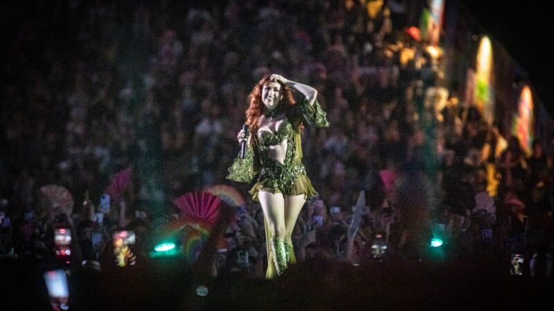 Chappell Roan faz show de metal para crianças no Lolla, após confusão em hotel com enteada de jogador