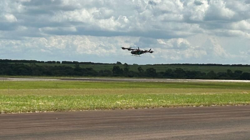 Embraer faz voo de demonstração de ‘carro voador’ em evento de apresentação do Grippen