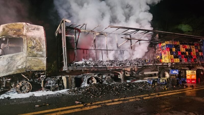 Carreta carregada de caixas de cervejas fica destruída após pegar fogo no Piauí