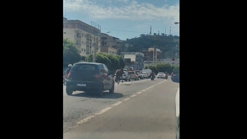 VÍDEO: Cavalo solto causa apreensão em avenida movimentada de Itaperuna