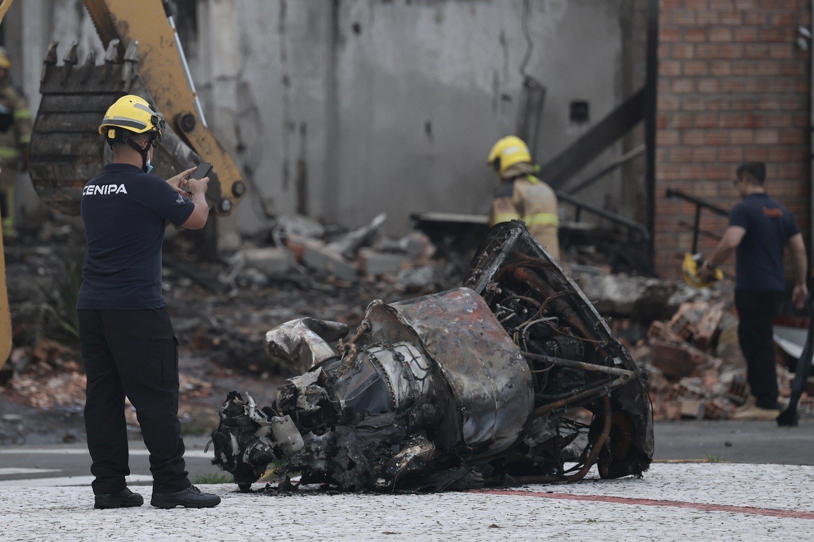 Avião que caiu no litoral do RS não tinha caixa-preta, diz polícia; saiba como vai funcionar a investigação