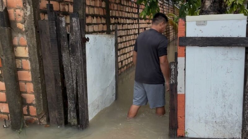 Moradores não conseguem sair de casa após forte chuva em Boa Vista: ‘A gente fica ilhado’