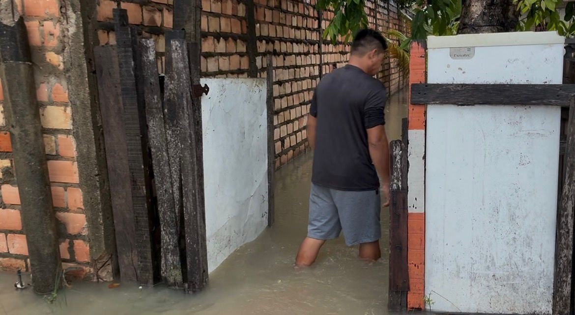 Moradores não conseguem sair de casa após forte chuva em Boa Vista: ‘A gente fica ilhado’
