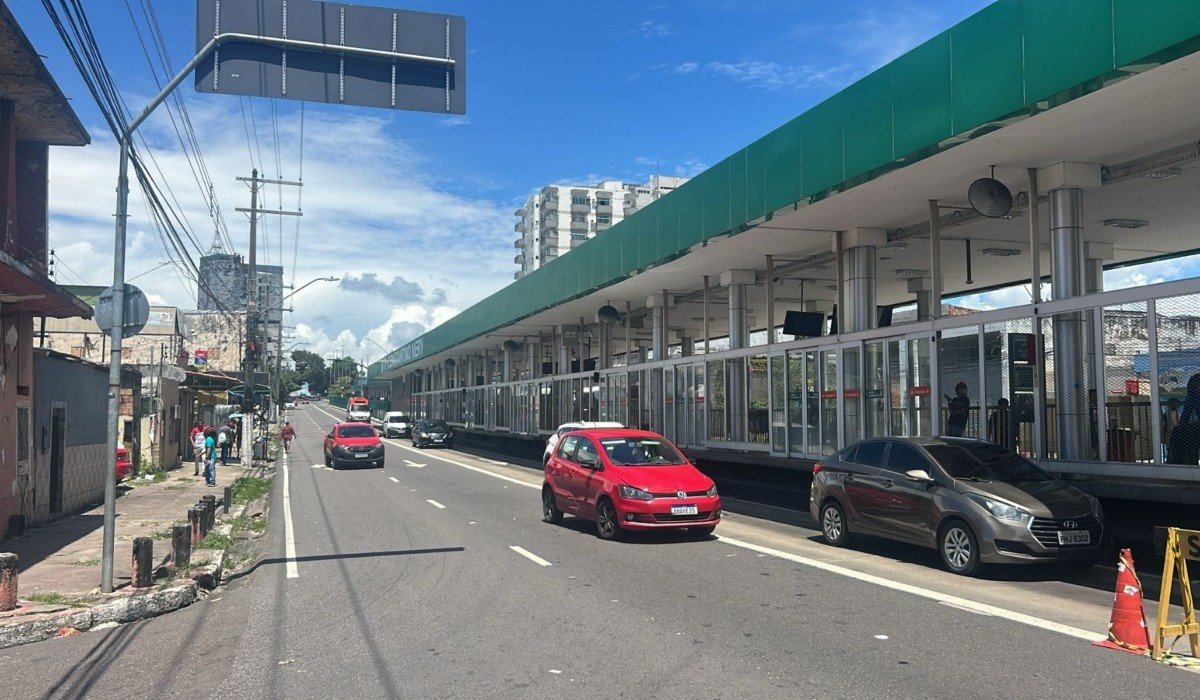 Tubulação de esgoto causa afundamento na Constantino Nery em Manaus