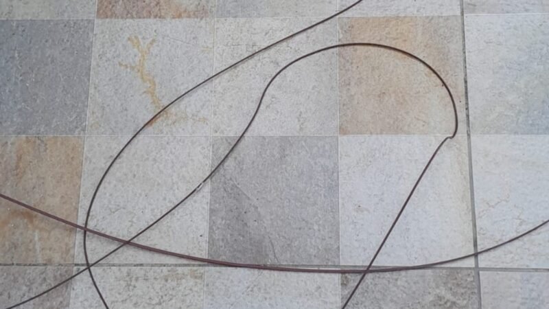 Jovem mexe em fio de internet no quintal de casa e sofre descarga elétrica grave após caminhão romper cabo de alta tensão na rua