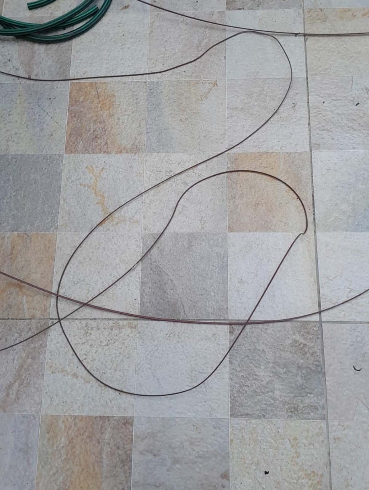 Jovem mexe em fio de internet no quintal de casa e sofre descarga elétrica grave após caminhão romper cabo de alta tensão na rua