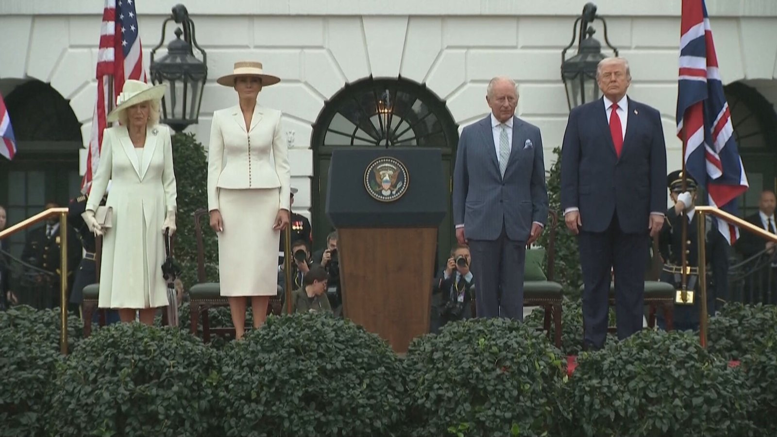 Rei Charles III e rainha Camilla são recebidos por Trump e Melania na Casa Branca; SIGA