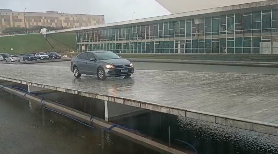 Motorista de app que invadiu rampa da Câmara levava servidor e visitante; Casa vai apurar conduta